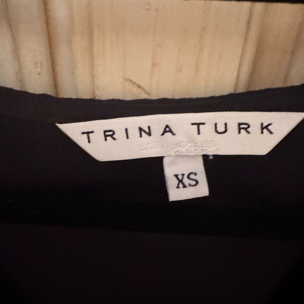 Trina Turk NWOT black v-neck cold shoulder bell short sleeve blouse XS - Picture 4 of 8